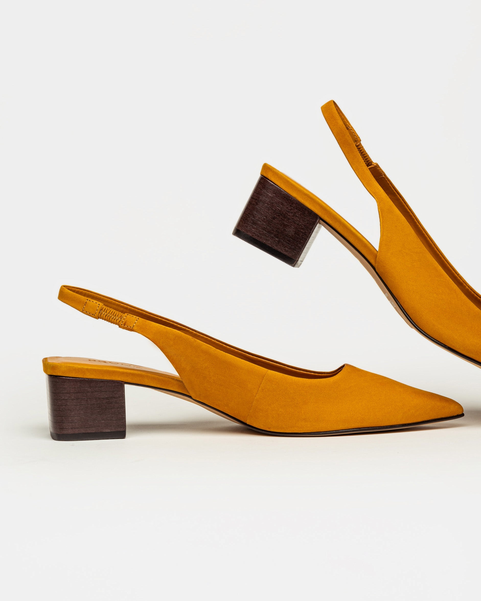 Stiletto Marga en cuero nobuk