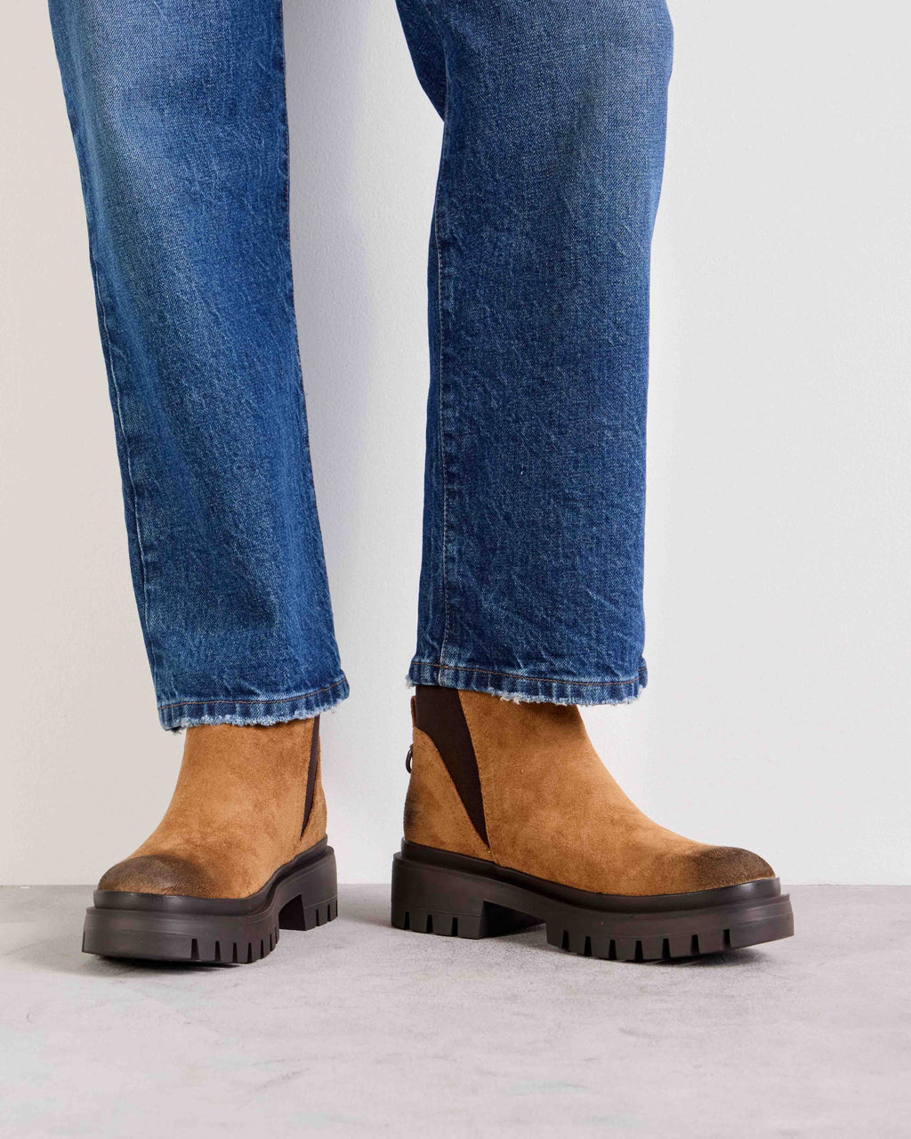 Bota caña baja Scott en efecto gamuza