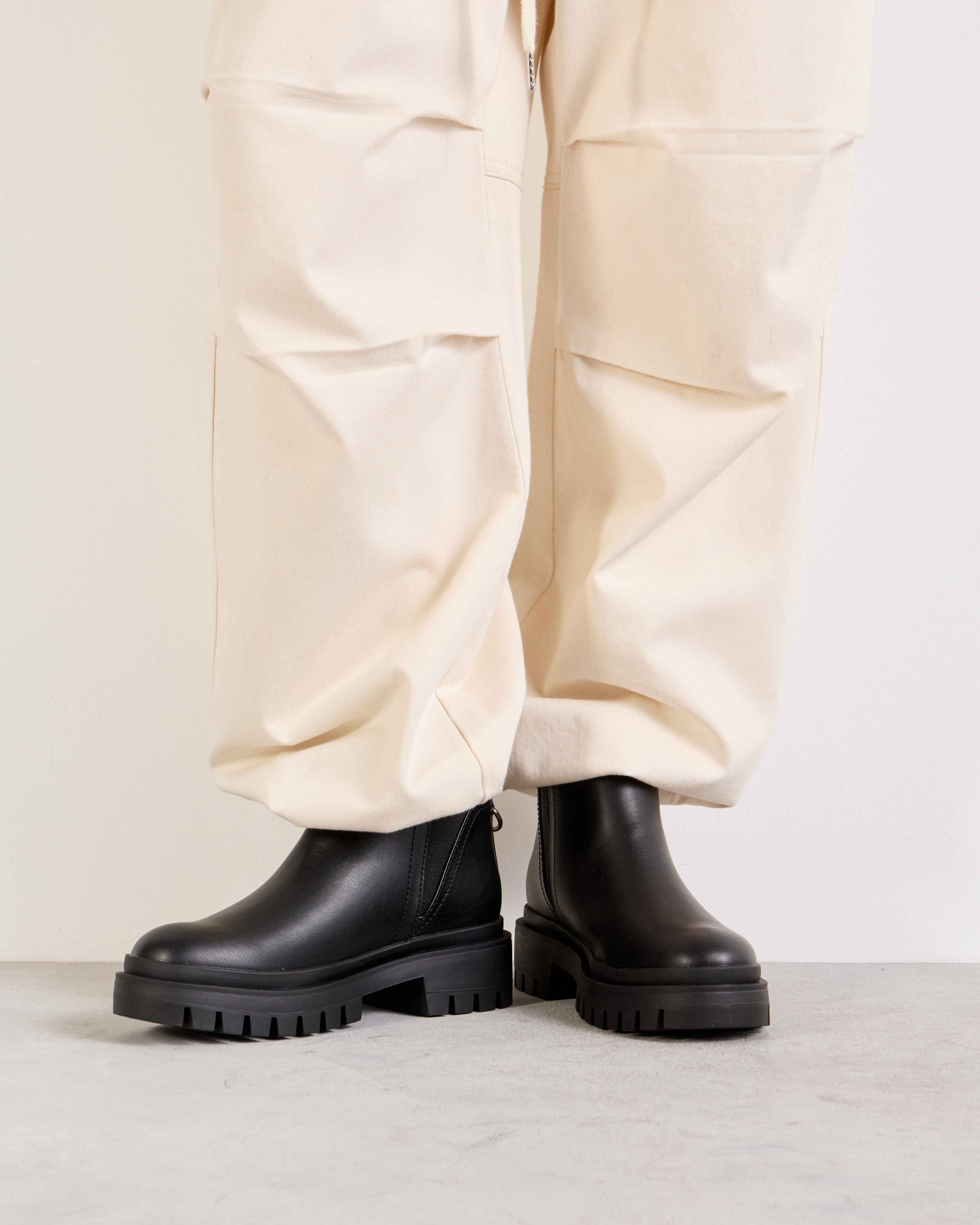 Bota caña baja Scott en efecto cuero