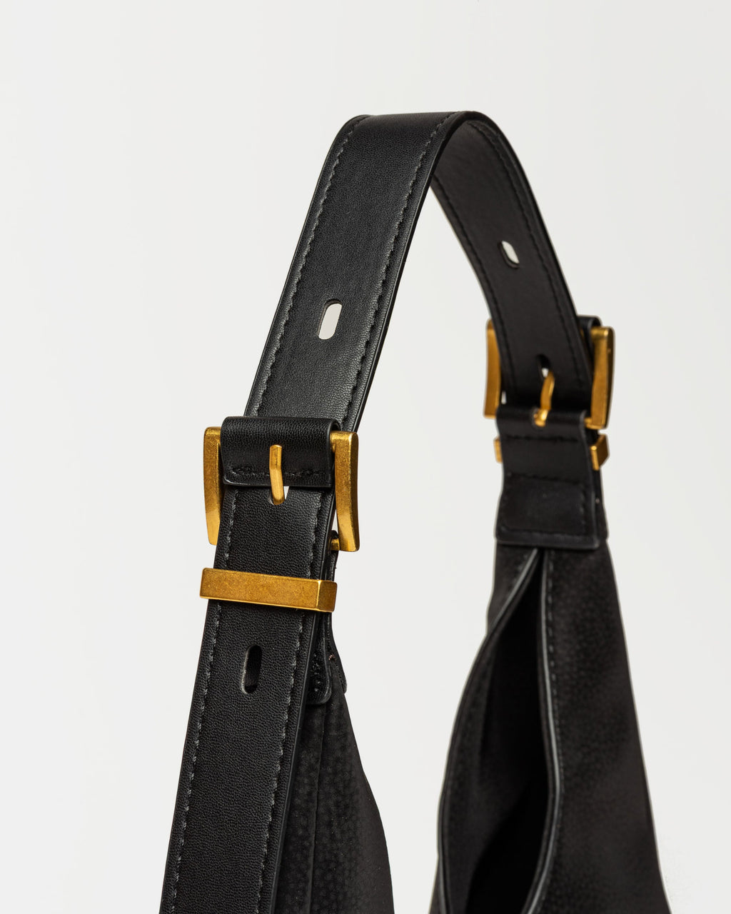 Cartera al hombro Raw en efecto gamuza